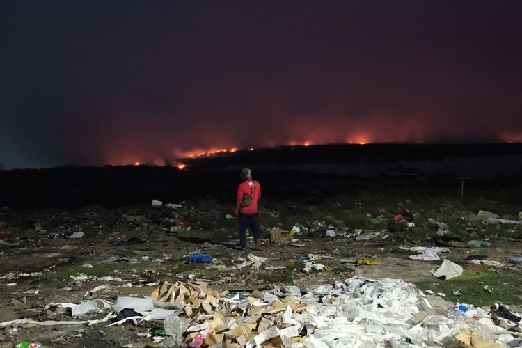Kebakaran TPA Jatiwaringin Tangerang Belum Padam, Gunungan Sampah Masih Membara