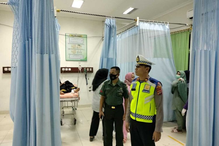 Polisi sedang mendata korban tabrakan maut di Rumah Sakit Zubir Mahmud, Kabupaten Aceh Timur, Rabu (26/4/2023) malam
