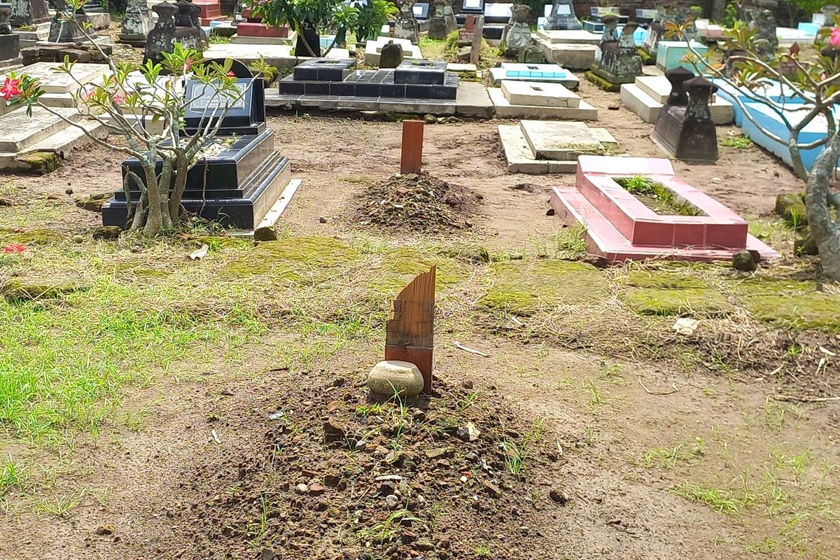 Makam yanh dirusak di Pemakaman baluwati, Purbayan, Kotagede, Senin (19/5/2025)