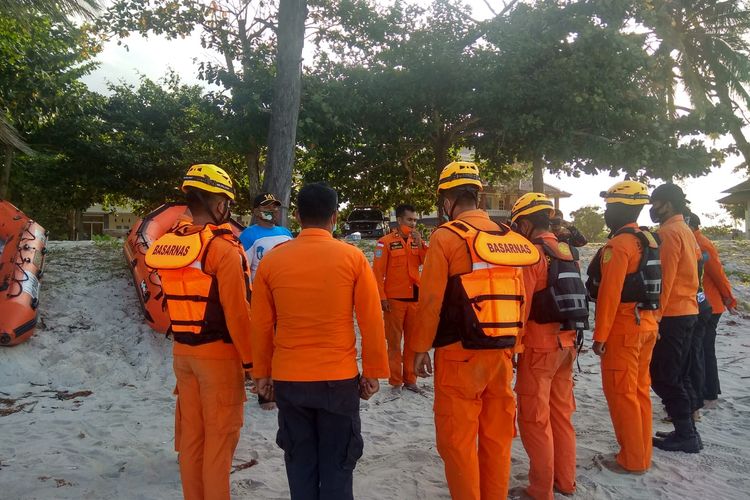 Persiapan tim SAR dalam operasi pencarian awak KMP Jembatan Musi 1 yang hilang tenggelam di Tanjung Kalian, Bangka Barat.