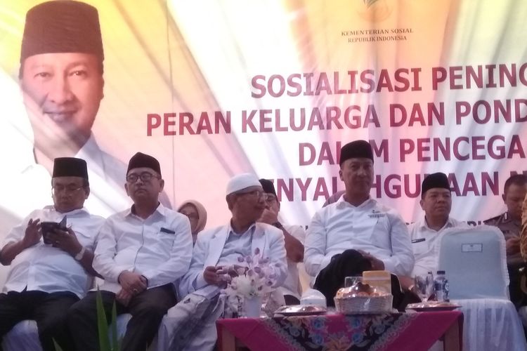 Menteri Sosial RI Agus Gumiwang Kartasasmita, sedang berkunjung ke Pondok Pesantren di Cikadongdong, Kecamatan Singaparna, Kabupaten Tasikmalaya, Kamis (11/4/2019).