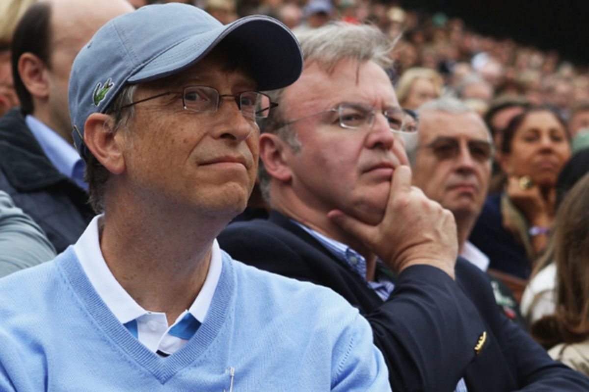 Bill Gates mengenakan topi saat menyaksikan pertandingan tenis di French Open 2009.