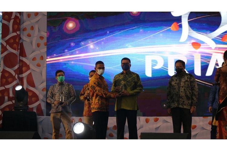 Executive Vice President Bisnis PNM Sasono Hantarto saat menerima penghargaan pada PRIA 2022.