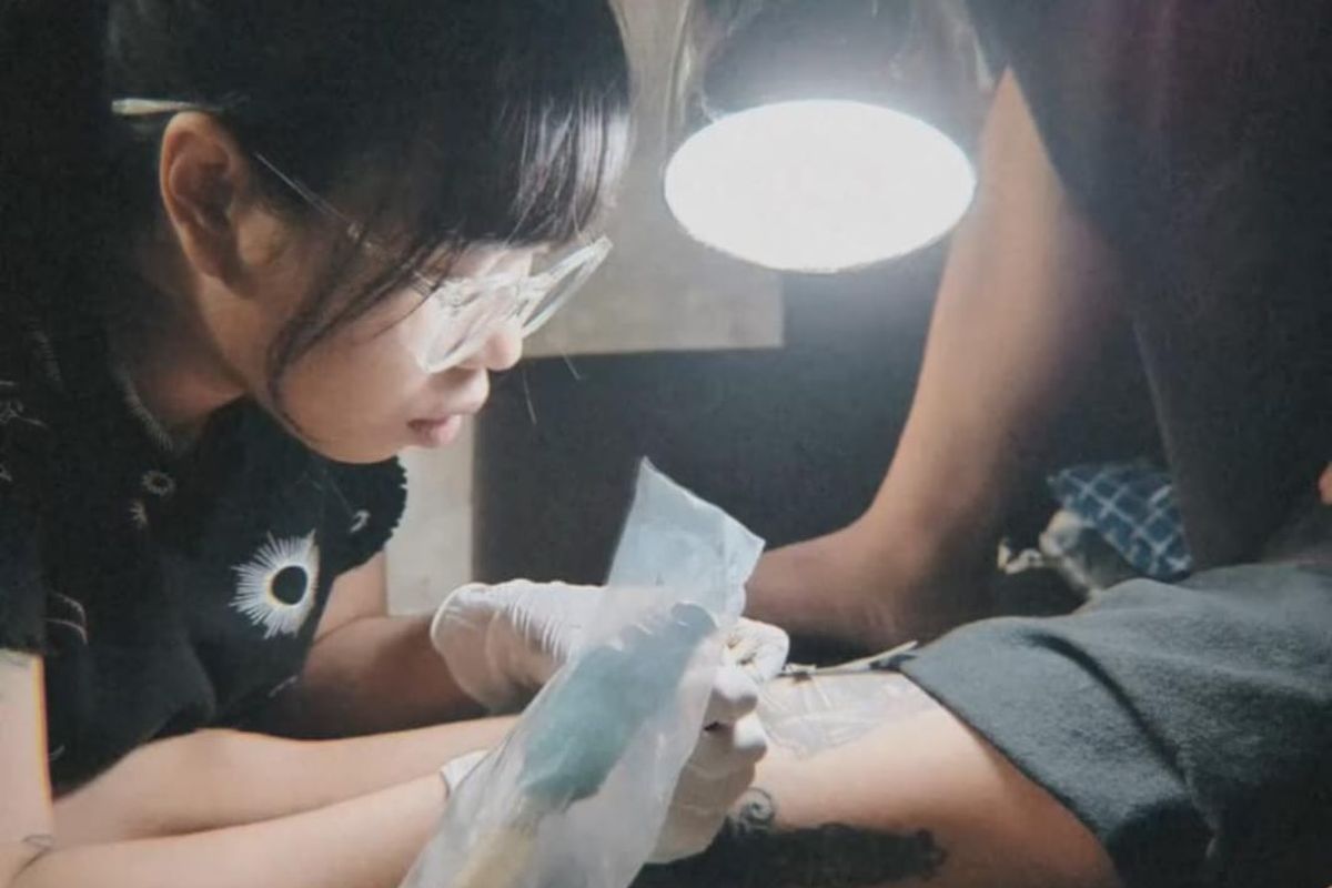 Magdalena Kinasih, (29), yang memiliki nama panggung Kinmochii, atau Tattoobykin, atau Kinkin Kinasih menjadi seniman tato di Bali.