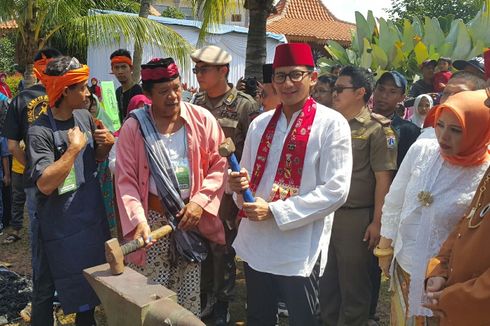 Datang ke Lebaran Betawi, Sandiaga Tempa Bilah Tradisional