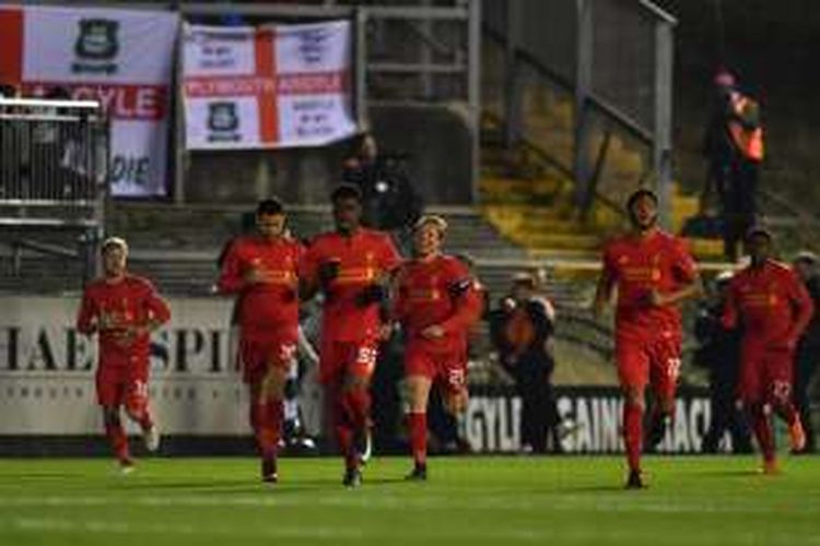 Gelandang Liverpool asal Brasil, Lucas Leiva (tengah), melakukan selebrasi bersama rekan-rekannya usai mencetak gol ke gawang Plymouth Argyle dalam laga ulangan babak ketiga Piala FA di Home Park, Plymouth, Rabu (18/1/2017).