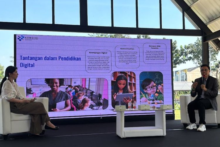 Team Leader for Basic Digital Skills Komdigi Fahrizal Lukman Budiono memaparkan tantangan dalam pendidikan digital pada sesi diskusi International Code Olympiad 2025. Diskusi menyoroti isu kesenjangan akses, kontrol kualitas, dan kesiapan tenaga pendidik di era teknologi. 