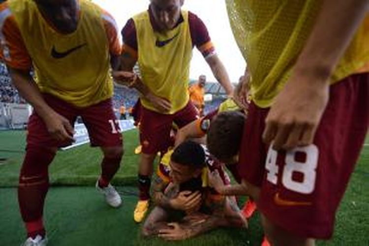 Para pemain AS Roma merayakan gol Juan Iturbe ke gawang Lazio dalam pertandingan di Stadion Olimpico, Senin (25/5/2015).