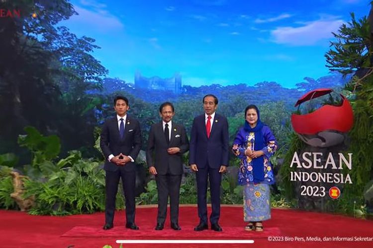 Pangeran Abdul Mateen terlihat gagah mendampingi sang ayah, Sultan Hassanal Bolkiah, hadir di Konferensi Tingkat Tinggi (KTT) ASEAN ke-43 di Jakarta Convention Center (JCC), Senayan, Jakarta Pusat, Selasa (5/9/2023). 