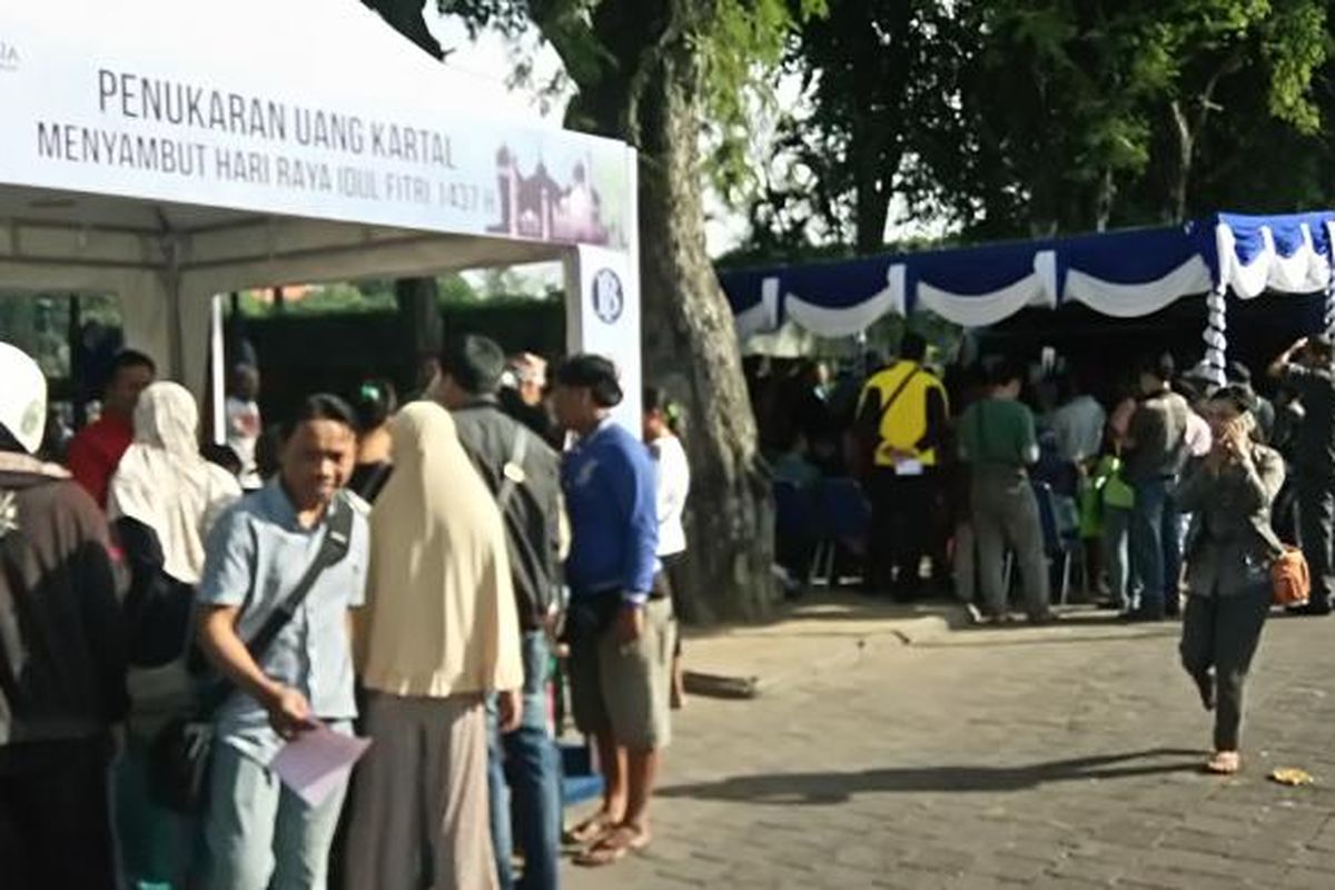 penukaran uang pecahan jelang mudik lebaran di Lapangan Puputan Denpasar,Rabu(22/6/2016)