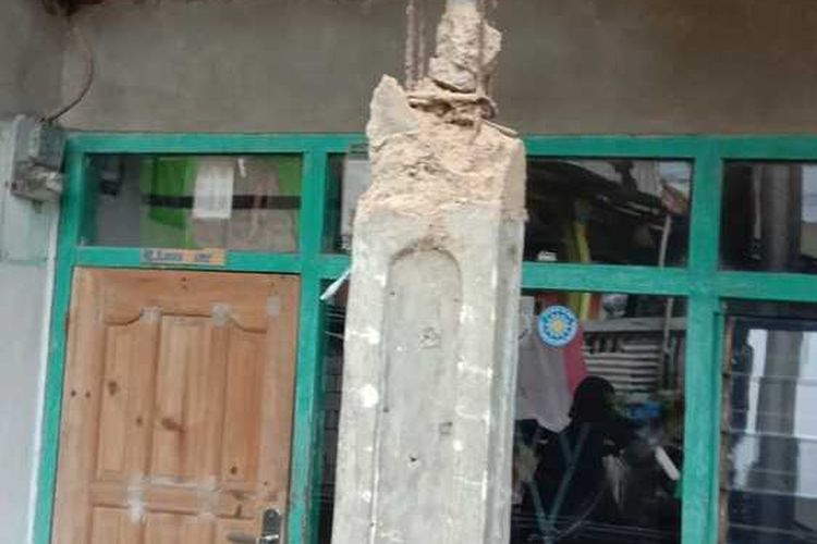 Warga Kampung Gunung Putri, Desa Sukatani, Kecamatan Pacet, Kabupaten Cianjur, Jawa Barat mengalami goncangan yang cukup hebat akibat gempa bumi yang melanda Cianjur dan sekitarnya, pada Senin (21/11/2022) siang.