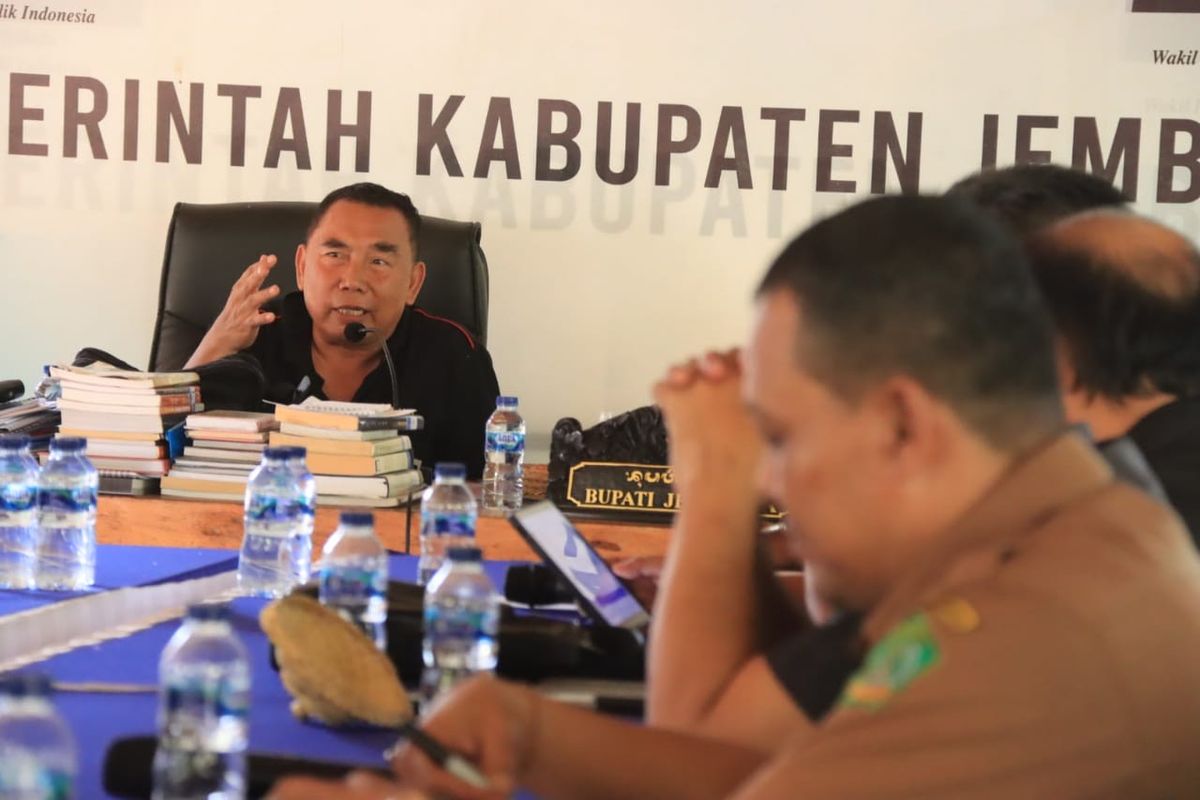 Bupati I Nengah Tamba minta jajarannya menjadi orangtua asuh bagi anak-anak stunting.