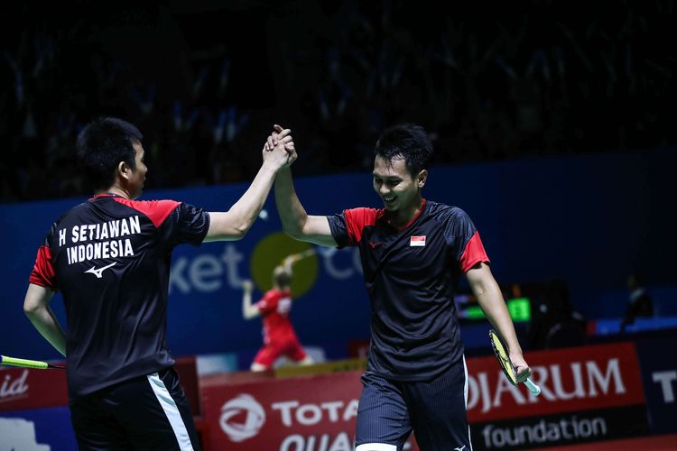 Pasangan ganda putra Indonesia, Mohammad Ahsan dan Hendra Setiawan saat melawan ganda putra Inggris, Marcus Ellis dan Chris Langridge dalam babak kedua Blibli Indonesia Open 2019 di Istora Senayan, kompleks GBK, Jakarta, Rabu (17/7/2019). Ganda putra Indonesia, Mohammad Ahsan dan Hendra Setiawan menang dengan skor 28-26 21-17.