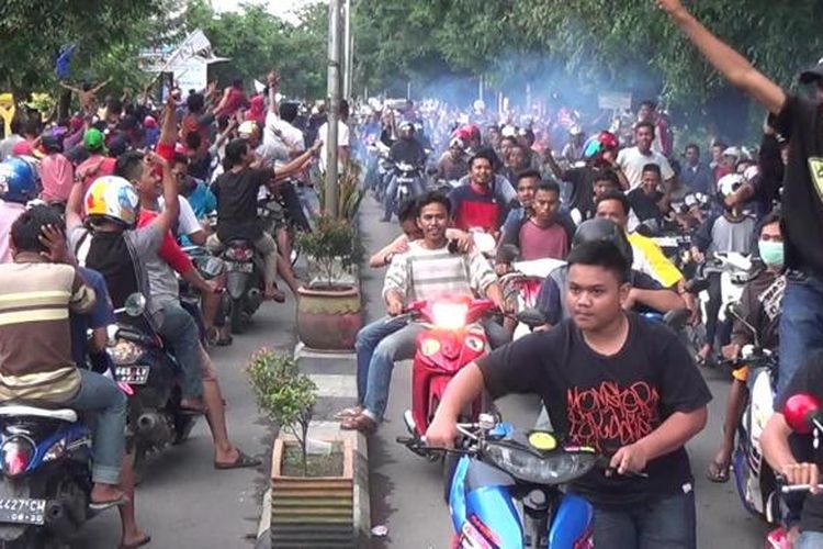 Dua kubu massa pendukung yang berkonvoi saling mengkalim kemenangan Pilkada Kabupaten Takalar, Sulawesi Selatan terlibat saling ejek. Rabu, (15/2/2017).