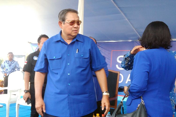 Ketua Umum Partai Demokrat Susilo Bambang Yudhoyono (tengah) saat berkunjung ke Lamongan, Jawa Timur.