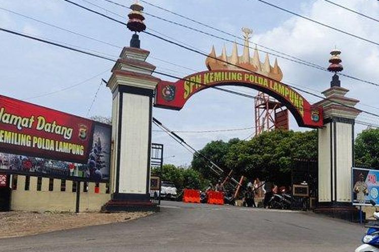 Gerbang SPN Kemiling Polda Lampung.