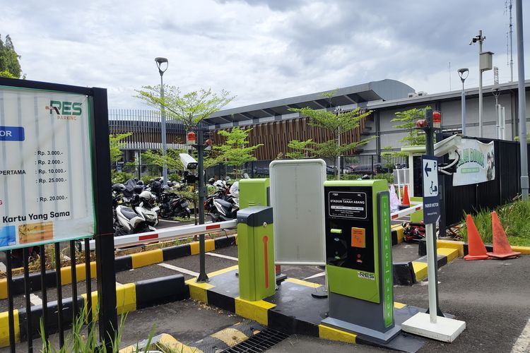 Area parkir sepeda motor di Stasiun Tanah Abang Baru, Jakarta Pusat, Kamis (6/11/2025). 