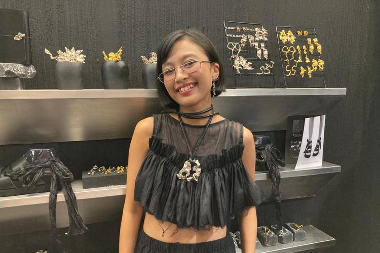 Desainer sekaligus pemilik brand aksesori Gelap Ruang Jiwa, Runa, saati ditemui di Brightspot SuperMRKT di Agora Mall, Jakarta Pusat, Kamis (27/11/2025).