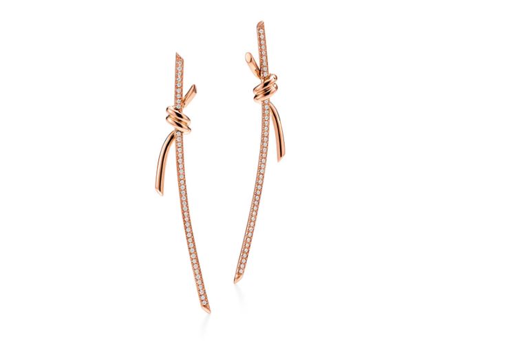 Kilau perhiasan Tiffany & Co melengkapi gaya Alyssa Daguise di pengajian 7 bulanan. Elegan, hangat, dan selaras dengan makna momen kehamilan.