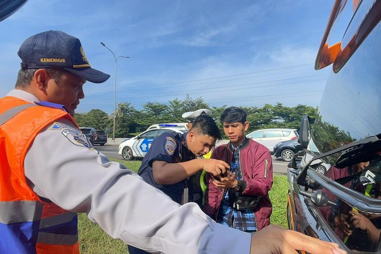 Pelanggaran bus pariwisata 