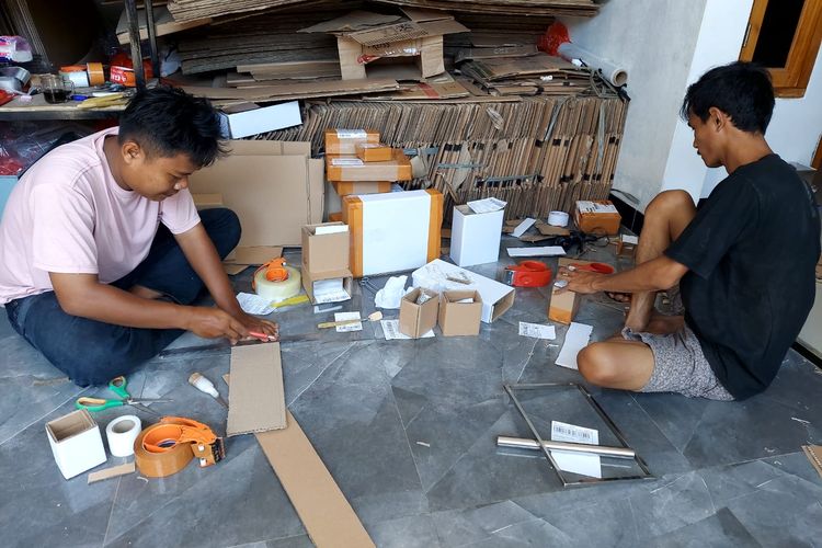 Dua pekerja mengemas produk loyang di rumah Sukma Maulana, kawasan Citeureup, Kabupaten Bogor Jawa Barat