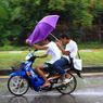 Sudah Jelas Berbahaya, Masih Ada Orang Naik Motor Pakai Payung