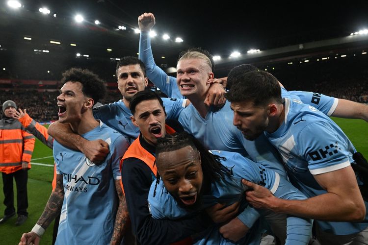 Para pemain Manchester City merayakan gol Erling Haaland pada laga Premier League antara Liverpool dan Man City di Anfield, Liverpool, barat laut Inggris pada 8 Februari 2026.