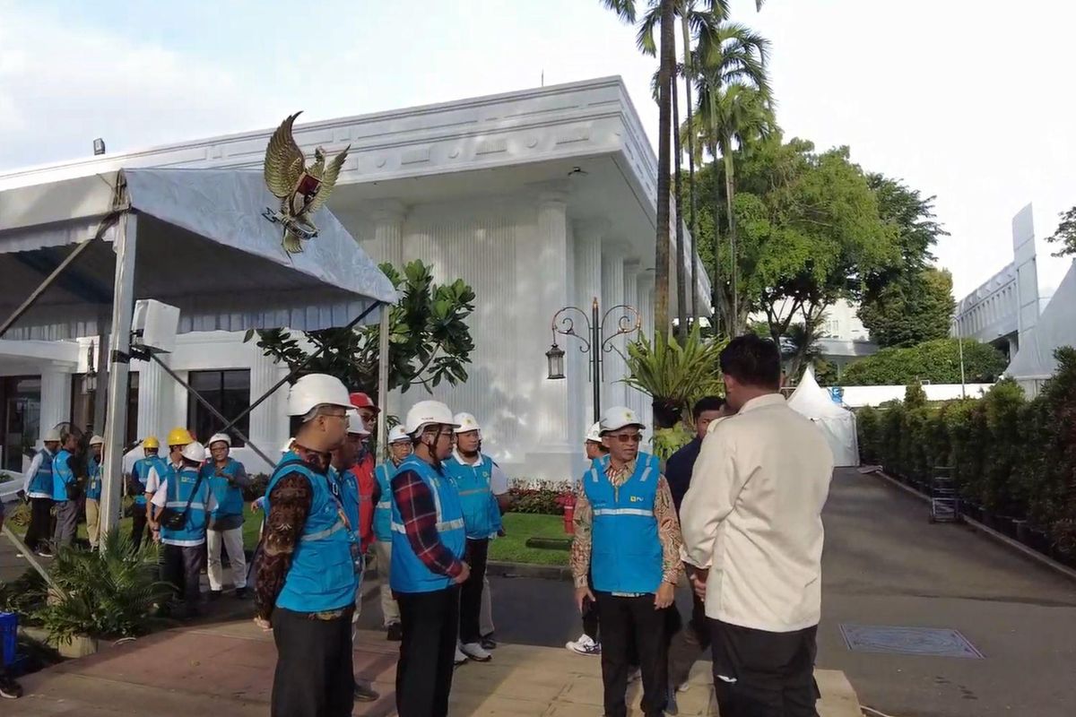 Direktur Distribusi PLN, Adi Priyanto (kedua dari kanan) terjun langsung dalam memastikan keandalan kelistrikan di Istana Presiden selama pelantikan Kepala Daerah.
