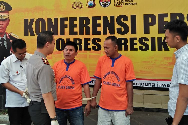 Kapolres Gresik AKBP Kusworo Wibowo, saat berbincang dengan kedua pelaku sebelum rilis pengungkapan kasus di halaman Polres Gresik, Kamis (9/1/2020).