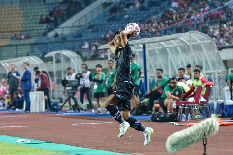 Pratama Arhan ancang-ancang melakukan lemparan ke dalam jauh dalam pertandingan FIFA Match Day Indonesia vs Curacao, Sabtu (24/9/2022) di Stadion Gelora Bandung Lautan Api (GBLA).