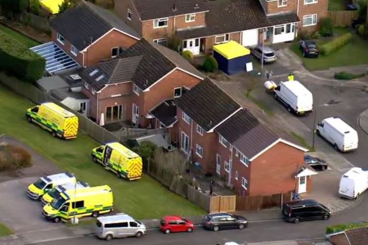 Polisi melakukan pemeriksaan di rumah Skripal, di Salisbury, Inggris. (Sky News)
