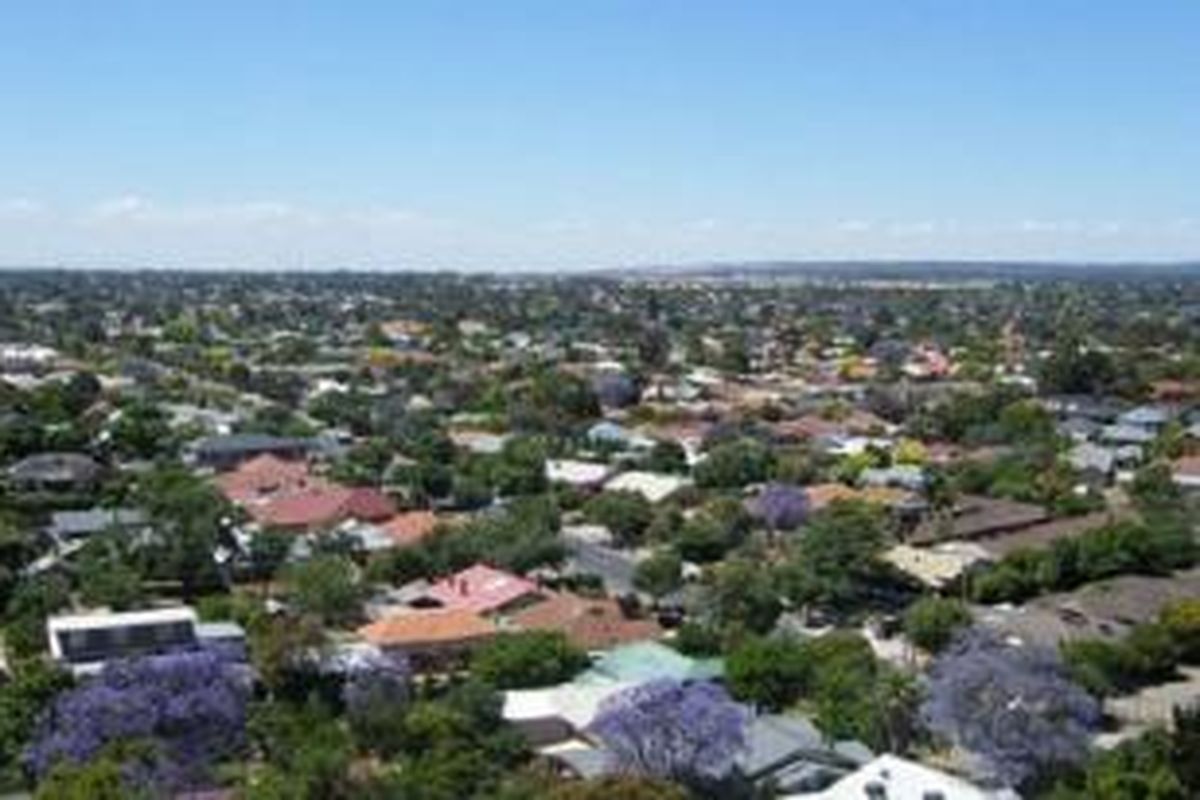 Penduduk kota Adelaide sekitar satu juta orang
