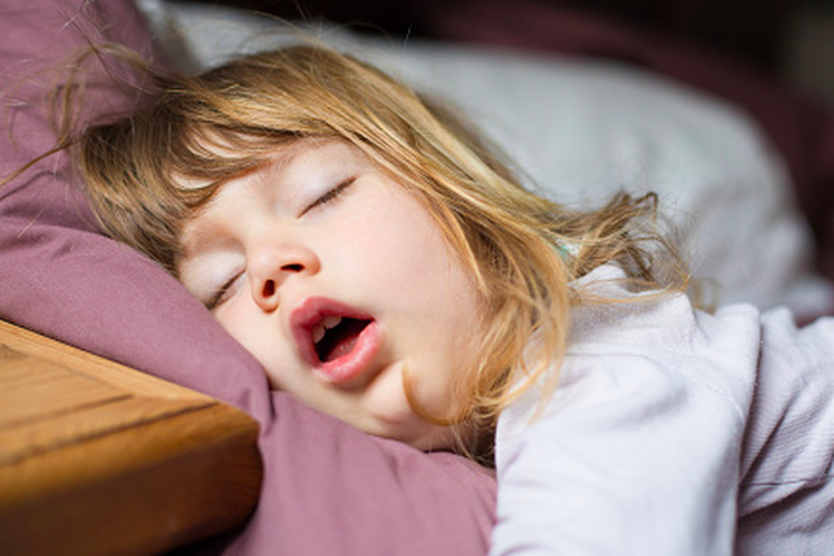 Mendengkur dengan keras adalah salah satu gejala sleep apnea pada anak yang perlu diwaspadai.