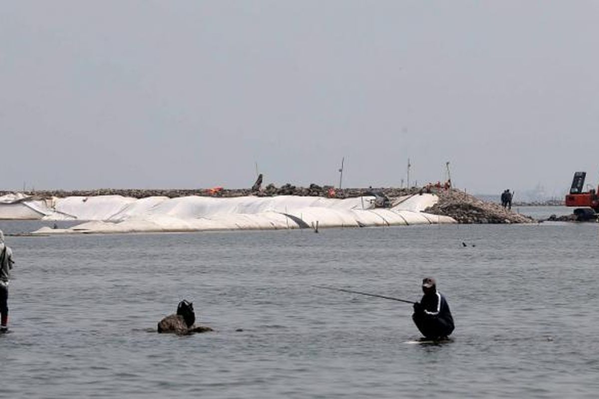 Warga memancing di sekitar proyek pembangunan tanggul di Pesisisr Jakarta di Kawasan Ancol, Jakarta Utara, Kamis (12/11/2015). Reklamasi pantai terus dilakukan untuk pembangunan kawasan utara Jakarta.
