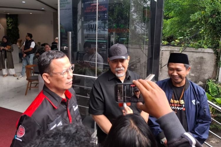 Ketua Pengurus Dompet Dhuafa Ahmad Juwaini, Indro Warkop, dan Ketua Program Kurban 1447 H Dompet Dhuafa Ali Bastoni memberikan keterangan kepada awak media usai konferensi pers di Philanthropy Building, Jakarta Selatan, Senin (25/5/2026)