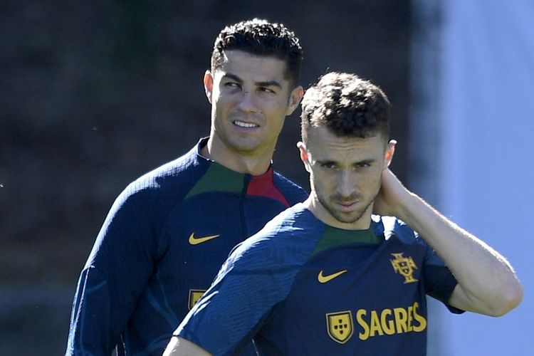 Pemain timnas Portugal Cristiano Ronaldo (kiri) dan Diogo Jota menghadiri sesi latihan jelang laga UEFA Nations League antara Portugal dan Spanyol, di Stadion Kota di Braga pada 26 September 2022. Cristiano Ronaldo menyampaikan pesan duka mendalam atas wafatnya Diogo Jota yang meninggal dunia bersama adiknya, Andre Silva, dalam kecelakaan mobil tragis di Spanyol, Kamis (3/7/2025) dini hari waktu setempat.