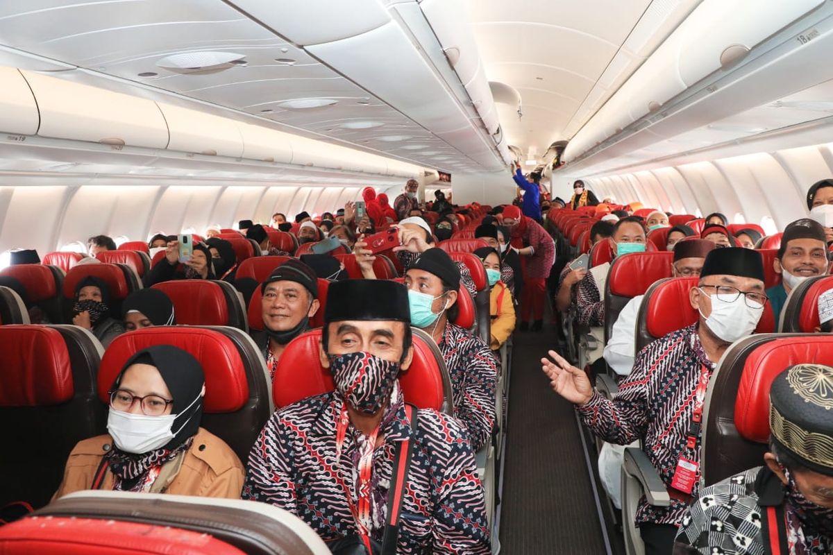 Pemberangkatan perdana jamaah ibadah umroh dari Bandara Internasional Juanda ke Madinah tanpa transit (direct), Senin (14/3/2022) siang. 