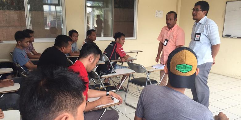 Calon pekerja migran Indonesia (CPMI) non prosedural di sebuah penampungan milik Pelaksana Penempatan Tenaga Kerja Indonesia Swasta (P3MI) PT. Balanta Budi Prima di daerah Cimanggis, Depok, Jawa Barat. 
