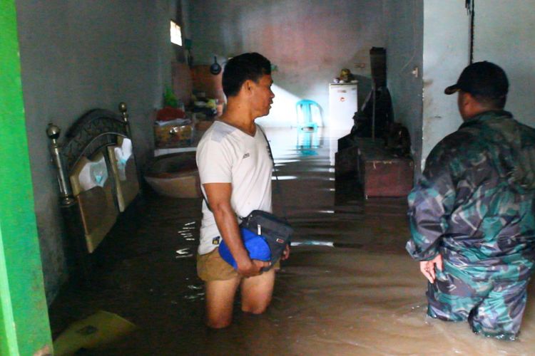 Banjir yang melanda Desa Melase, Kecamatan Batu Layat, Lombok Barat, masih menggenangi puluhan rumah warga hingga Jumat (2/2/2018).