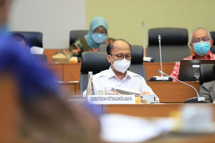 Sekretaris Jenderal Kementerian Ketenagakerjaan (Kemnaker) Anwar Sanusi dalam rapat gabungan (ragab) dengan Komisi I, Komisi IX, dan Komisi X DPR di Komplek Parlemen Senayan, Jakarta, Rabu (2/6/2021).