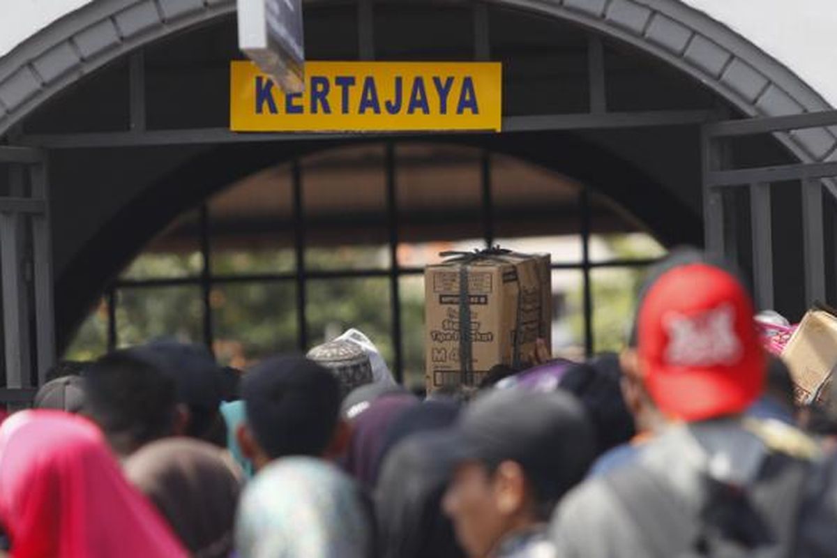 Calon penumpang mengantre untuk masuk ke dalam Stasiun Pasar Senen, Jakarta, Senin (13/7/2015). PT KAI mempersiapkan sekitar 370 rangkaian kereta untuk mengakomodasi 96.000 pemudik tiap harinya selama arus mudik Lebaran Idul Fitri tahun ini.