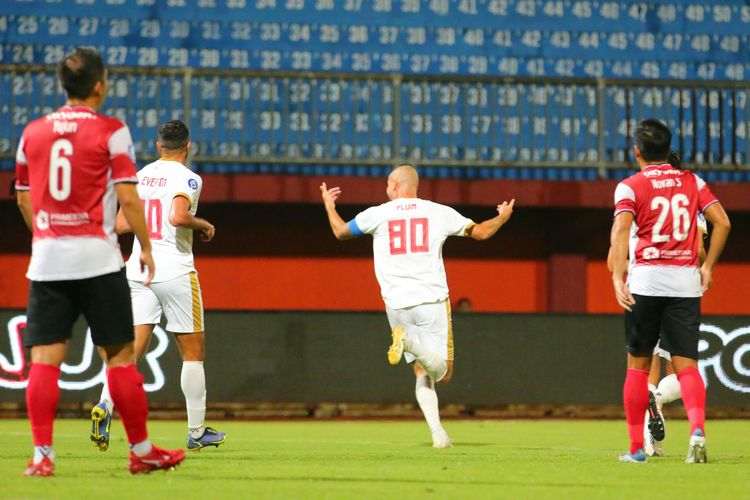 Perayaan gol Wiljan Pluim dalam laga Liga 1 2022-2023 antara Madura United vs PSM Makassar di Gelora Madura Ratu Pamelingan, Pamekasan, Jumat (31/3/2023).