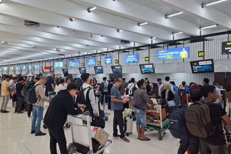 Penampakan Bandara Soekarno-Hatta Usai Kembali Dibuka, Penumpang Antre Check-in