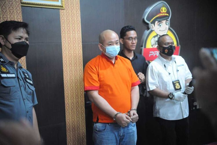 JT pelaku penganiayaan seorang perawat inisial CSR saat dihadirkan dalam gelar perkara di Polrestabes Palembang, Sabtu (17/4/2021).