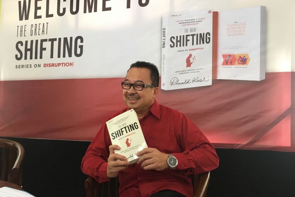 Guru besar Fakultas Ekonomi dan Bisnis Universitas Indonesia Rhenald Kasali saat meluncurkan buku terbarunya berjudul The Great Shifting di Rumah Perubahan, Bekasi, Jawa Barat, Sabtu (21/7/2018).