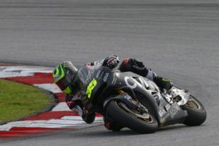 Pebalap LCR Honda asal Inggris, Cal Crutchlow, menikung di Sirkuit Sepang, Malaysia, pada sesi uji coba MotoGP 2015, Rabu (4/2/2015).