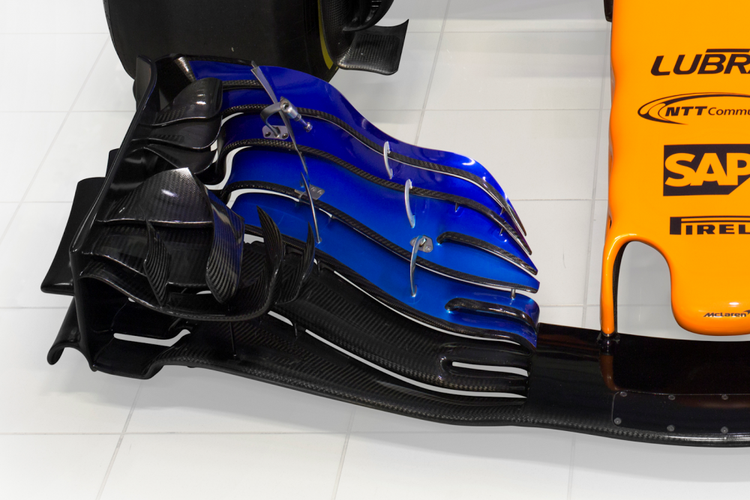 Desain sayap depan MCL33 yang cukup kompleks dengan banyaknya winglet.