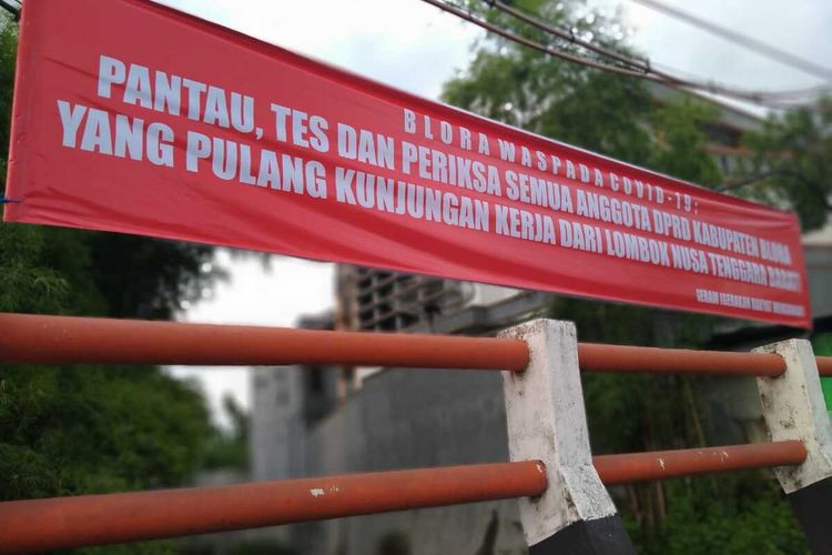 Spanduk kekecewaan kunjungan kerja anggota DPRD Kabupaten Blora, Jawa Tengah ke Lombok, Nusa Tenggara Barat dipasang di Kota Blora, Kamis (19/3/2020).(KOMPAS.COM/PUTHUT DWI PUTRANTO NUGROHO)