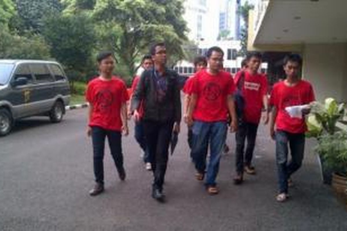 Kelompok mahasiswa yang tergabung dalam Front Revolusioner Selamatkan Banten (Foros Banten) mengadu ke Sentra Pelayanan Kepolisian (SPK) Polda Metro Jaya atas penganiayaan yang diduga dilakukan pendukung Gubernur Banten nonaktif Atut Chosiyah pada 6 Mei 2014.