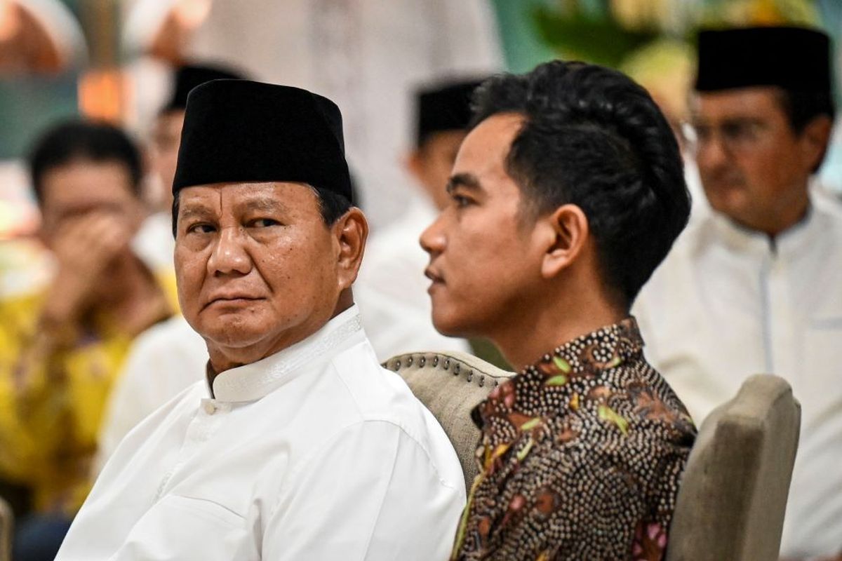 Capres terpilih Prabowo Subianto (kiri) dan Cawapres terpilih Gibran Rakabuming Raka (kanan) saat menghadiri acara Peringatan Nuzulul Qur'an dan Buka Bersama Partai Golkar di Jakarta, Jumat (29/3/2024). Dalam kegiatan tersebut Ketua Umum Partai Golkar Airlangga Hartarto menegaskan bahwa partainya siap mendukung penuh setiap kebijakan Prabowo Subianto-Gibran Rakabuming Raka di pemerintahan 2024-2029. ANTARA FOTO/Erlangga Bregas Prakoso/tom.